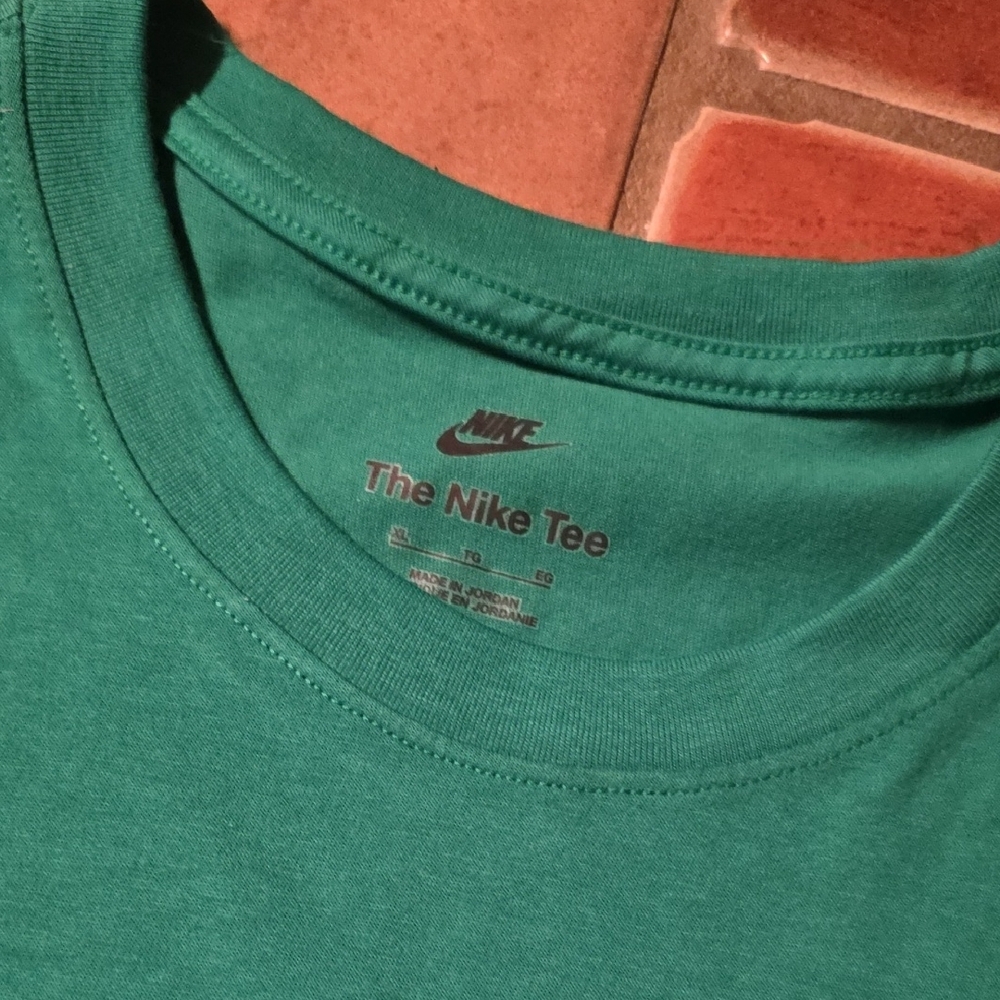 Nike Men's Green Short Sleeve Tee - Picture 3 of 7